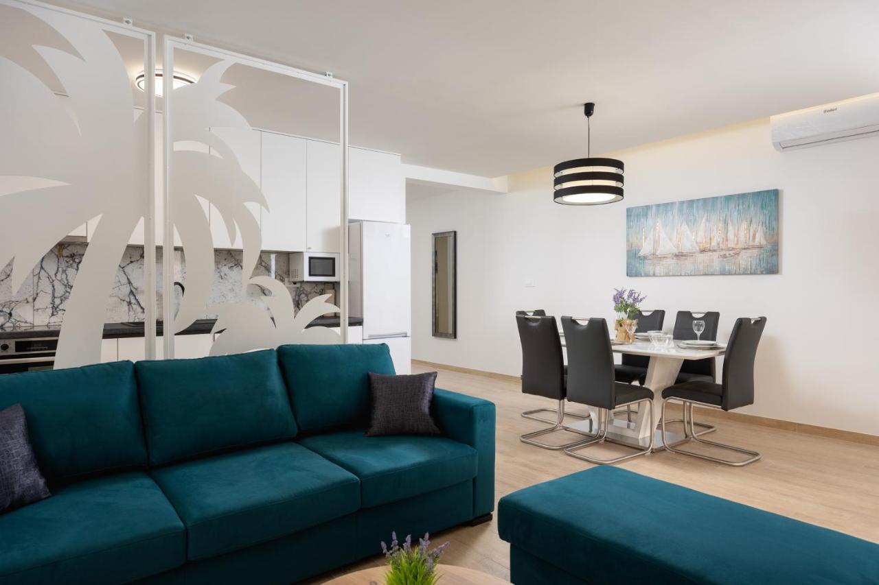 Apartman Palma And Luxury Penthouse For A Family With Swiming Pool,parking,terrace,panoramic View At The Sea,podstrana
