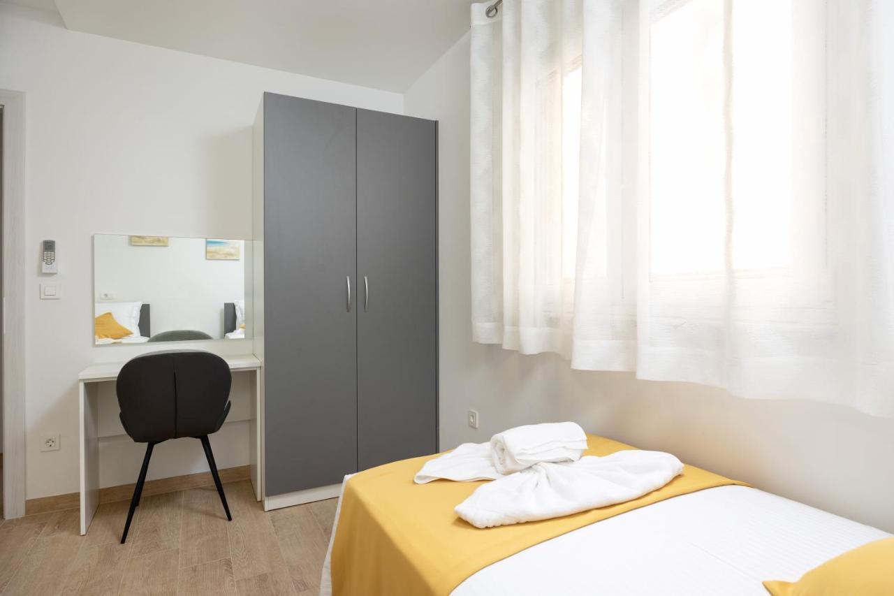Apartman Palma And Luxury Penthouse For A Family With Swiming Pool,parking,terrace,panoramic View At The Sea,podstrana Podstrana