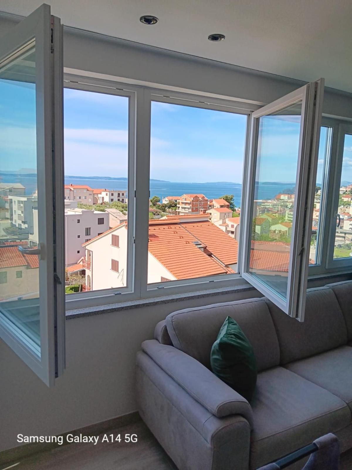 Apartman Palma And Luxury Penthouse For A Family With Swiming Pool,parking,terrace,panoramic View At The Sea,podstrana