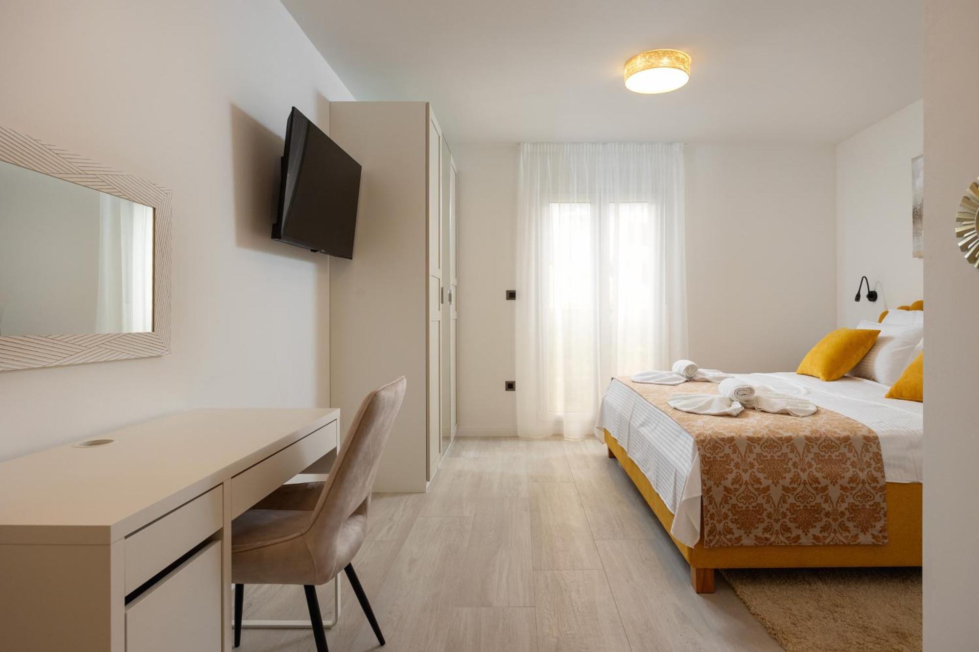 Apartman Palma And Luxury Penthouse For A Family With Swiming Pool,parking,terrace,panoramic View At The Sea,podstrana *