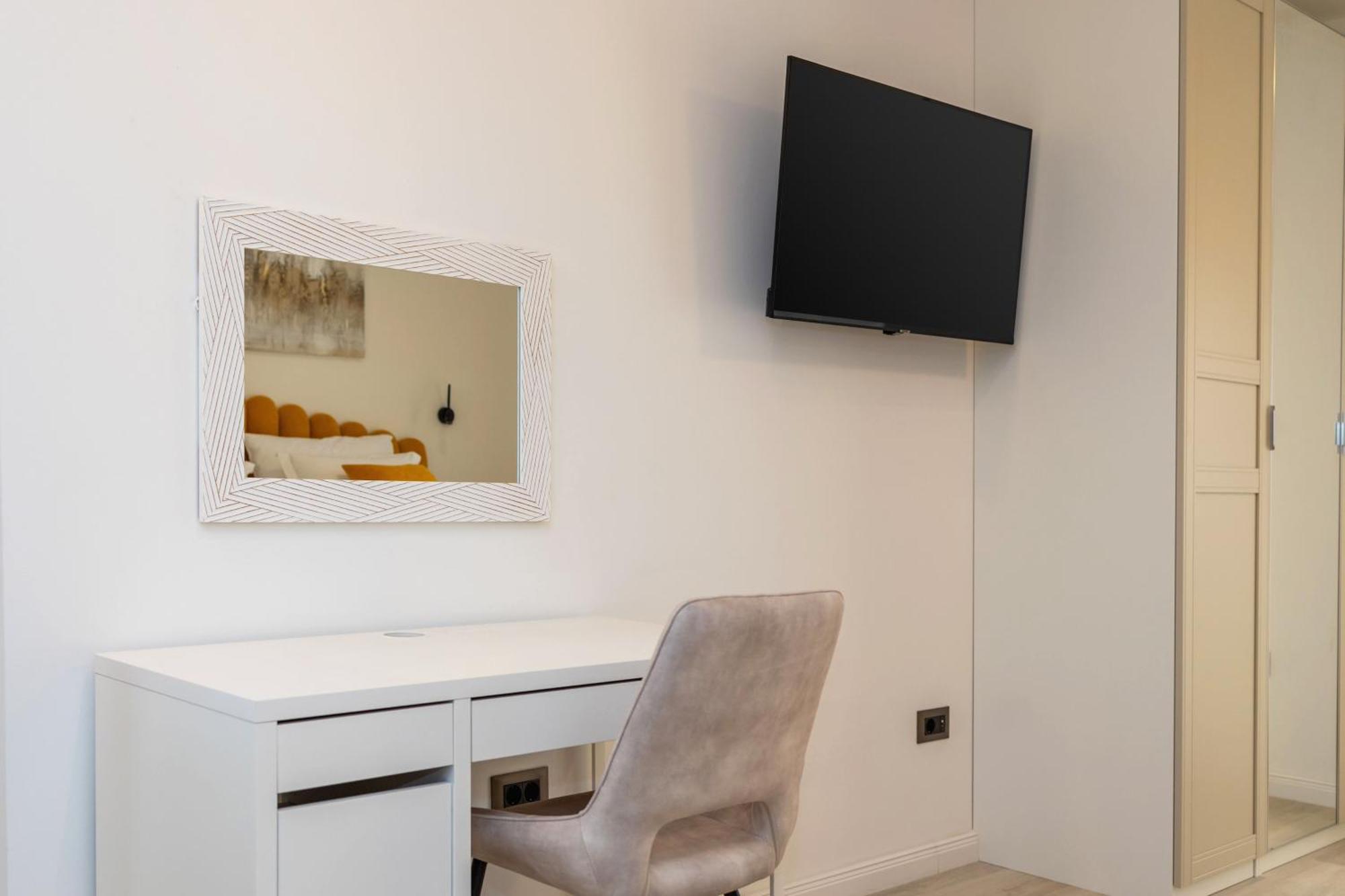Apartman Palma And Luxury Penthouse For A Family With Swiming Pool,parking,terrace,panoramic View At The Sea,podstrana
