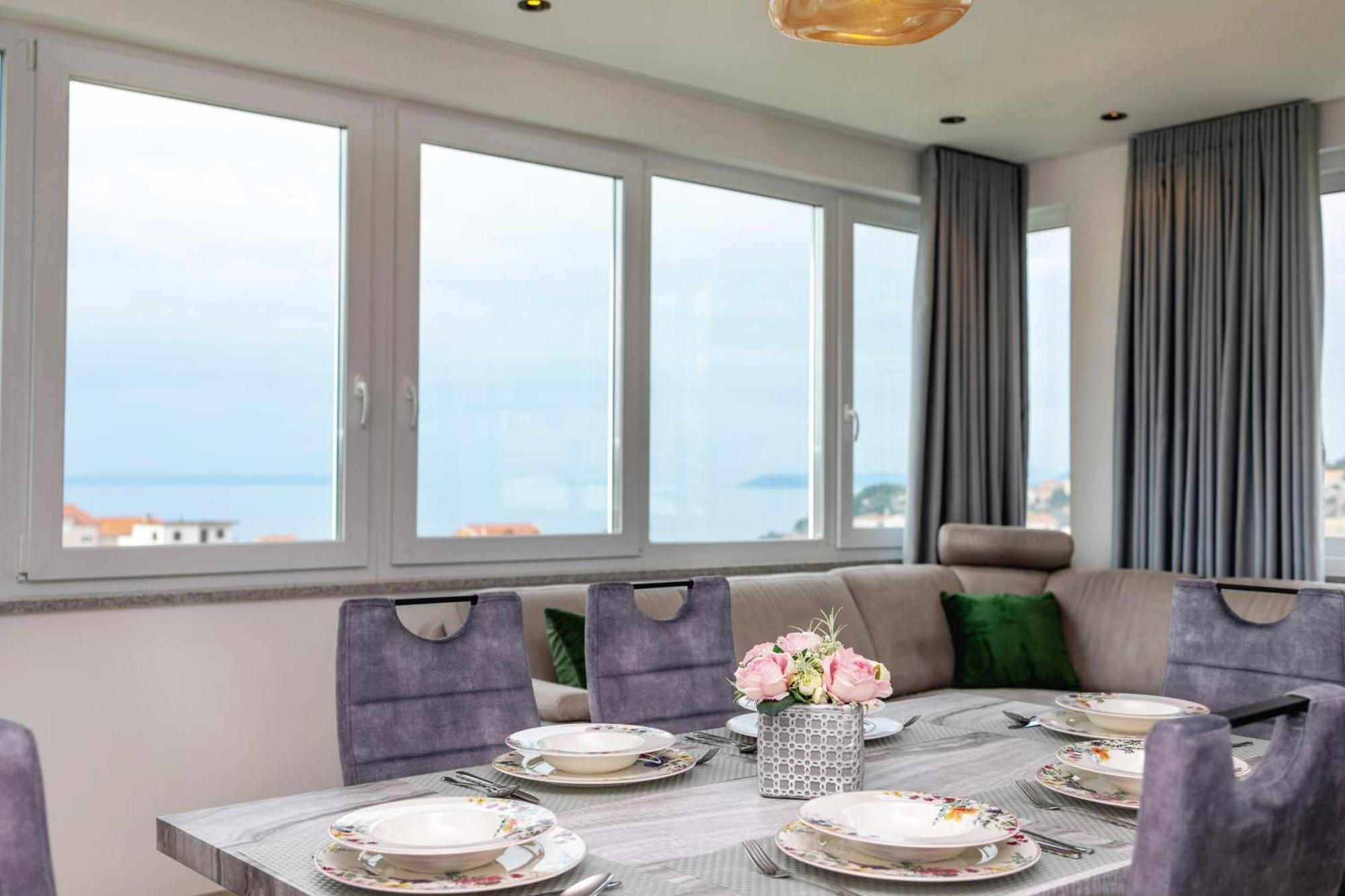 Palma And Luxury Penthouse For A Family With Swiming Pool,parking,terrace,panoramic View At The Sea,podstrana Apartman Podstrana