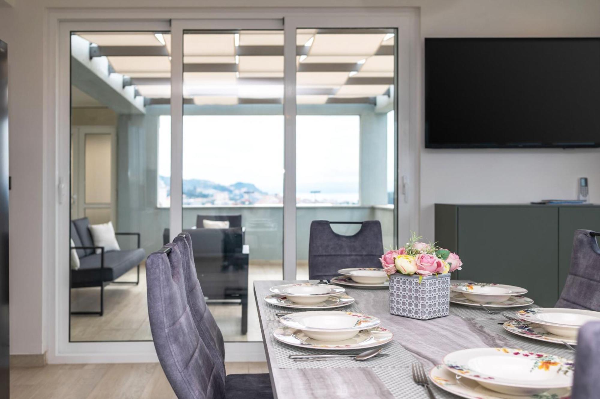 Palma And Luxury Penthouse For A Family With Swiming Pool,parking,terrace,panoramic View At The Sea,podstrana Apartman