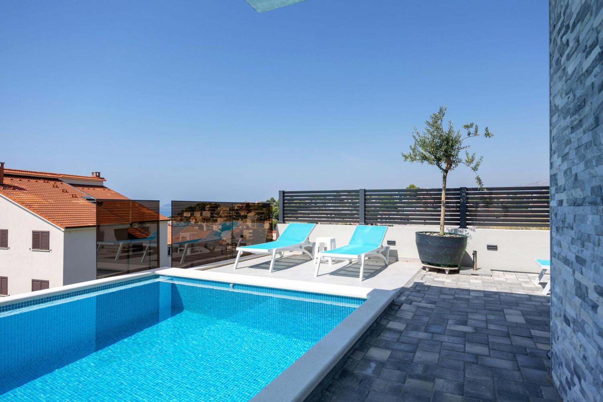 Palma And Luxury Penthouse For A Family With Swiming Pool,parking,terrace,panoramic View At The Sea,podstrana Apartman Podstrana