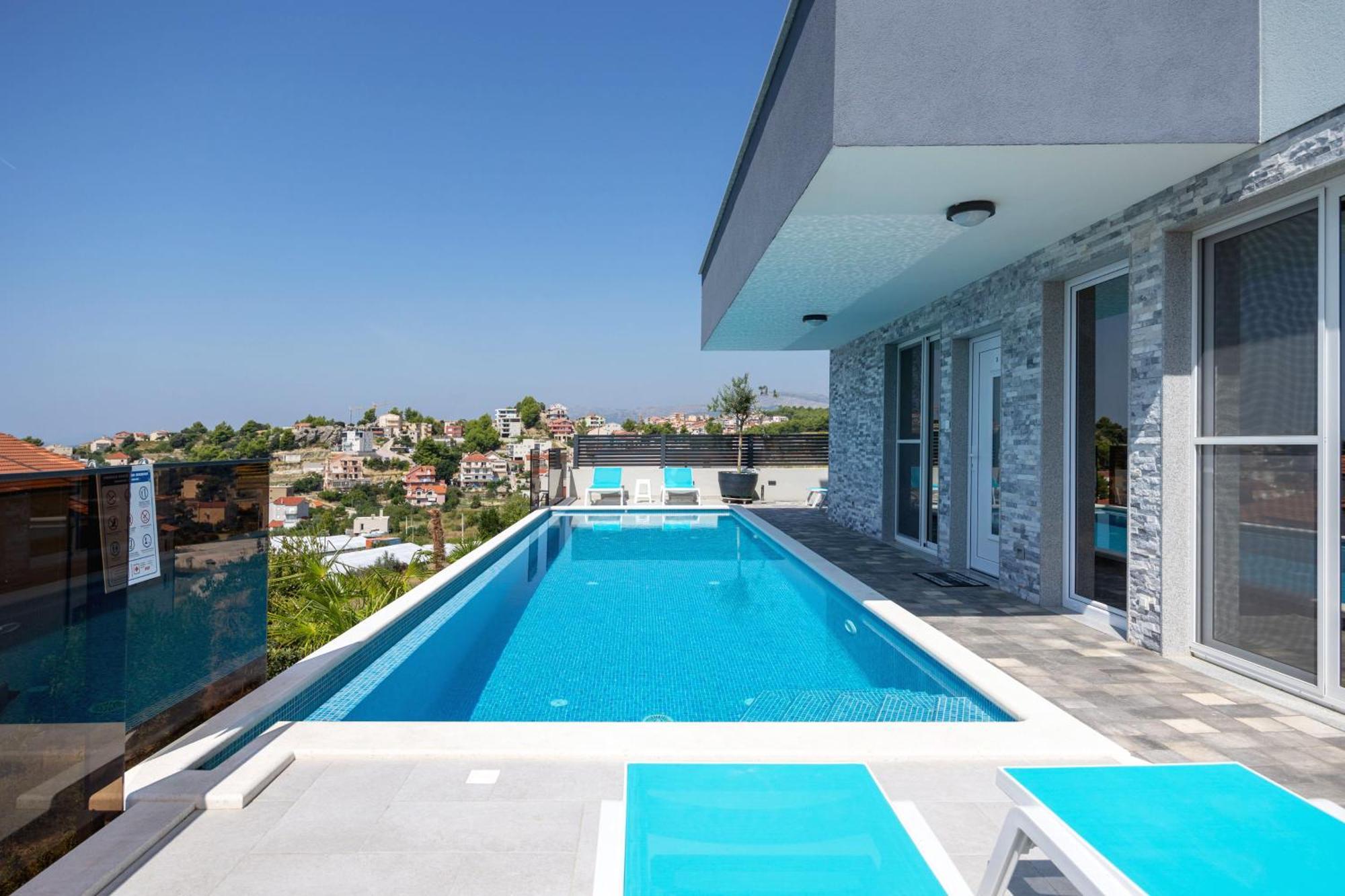 Palma And Luxury Penthouse For A Family With Swiming Pool,parking,terrace,panoramic View At The Sea,podstrana Apartman